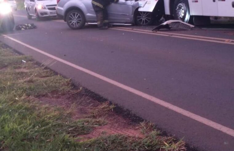 Motorista de carro morre após bater de frente com ônibus em rodovia no interior de SP