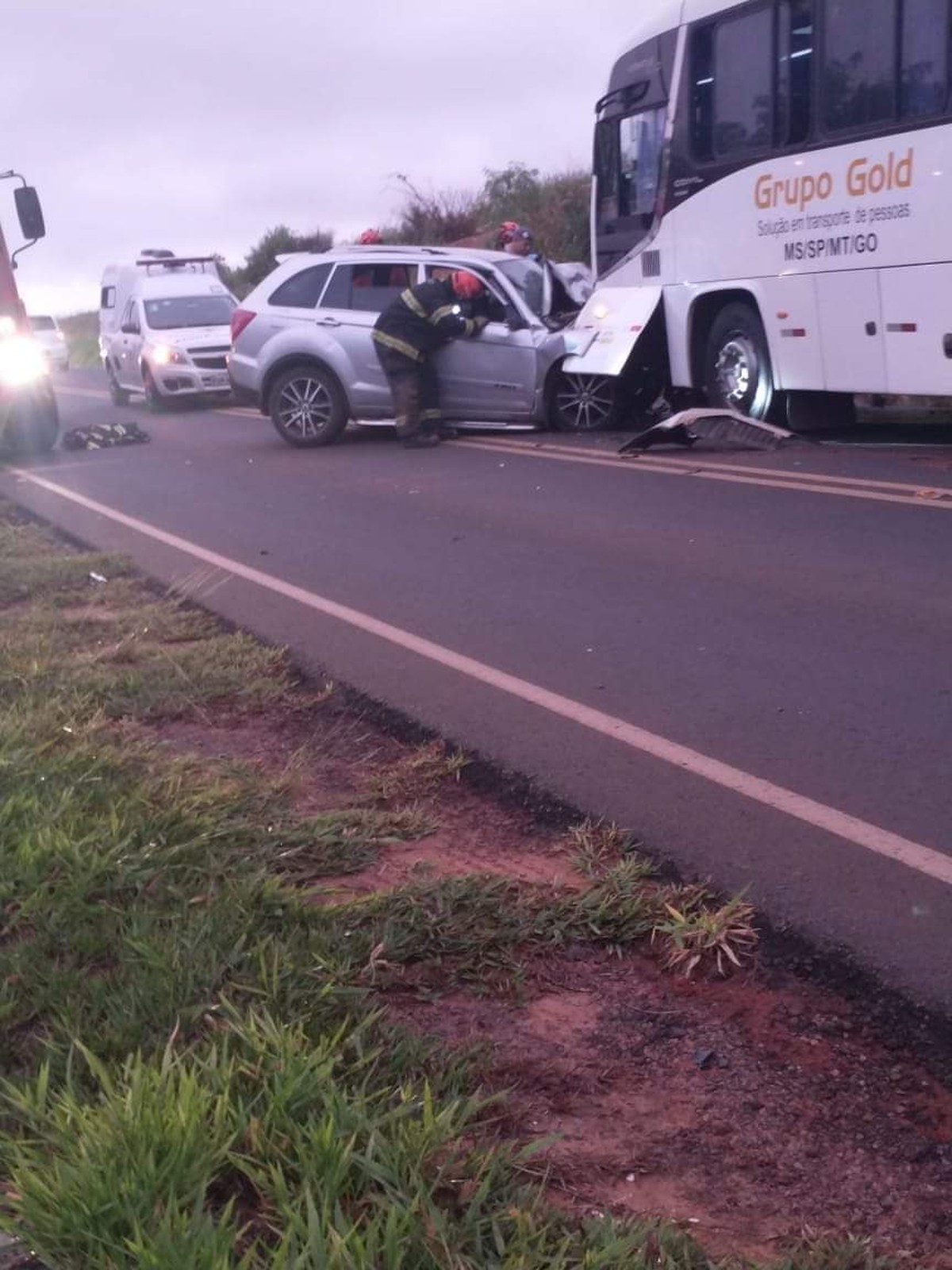 Motorista de carro morre após bater de frente com ônibus em rodovia no interior de SP