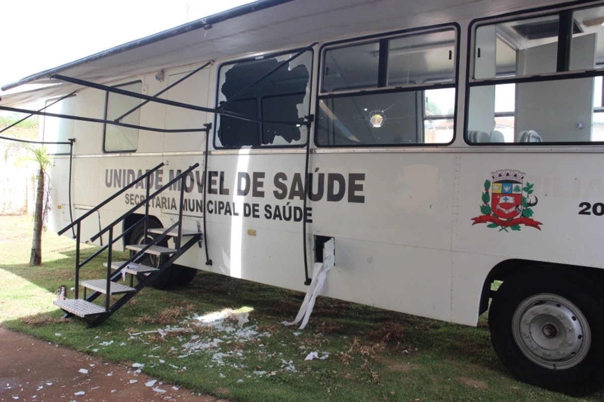 Criminosos vandalizam ônibus da saúde e prejudicam atendimento em Marília