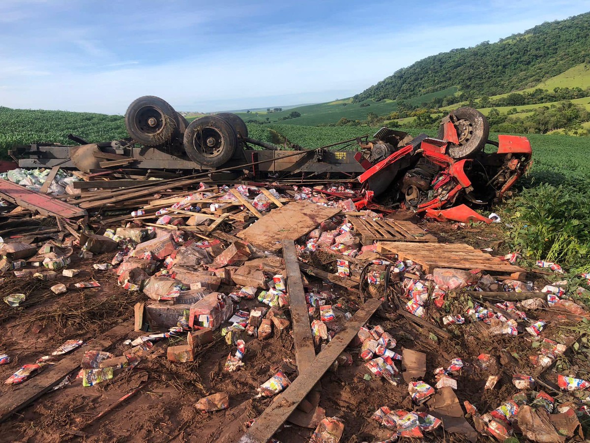 Homem morre após caminhão ficar ‘esmagado’ ao cair em ribanceira de serra em Pardinho