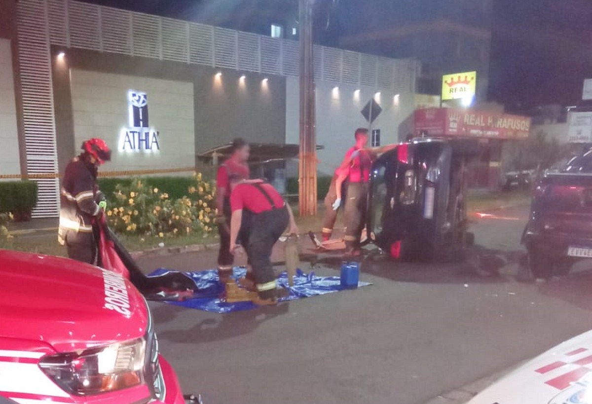 Com suspeita de mal súbito, motorista capota carro após bater em veículo estacionado na Avenida Coronel José Soares Marcondes