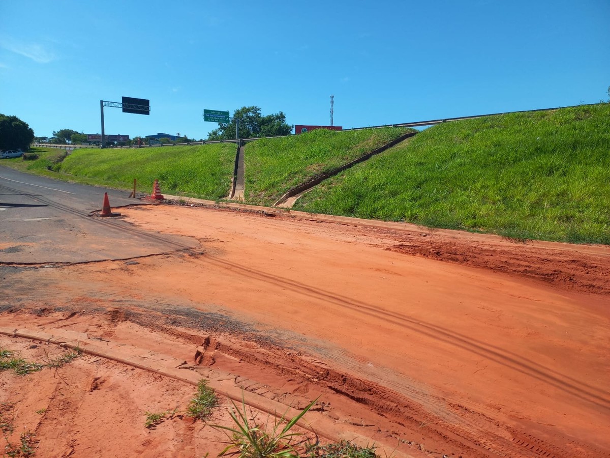 Abandono de obra prejudica usuários da Avenida Joaquim Constantino, no Jardim Jequitibás, em Presidente Prudente