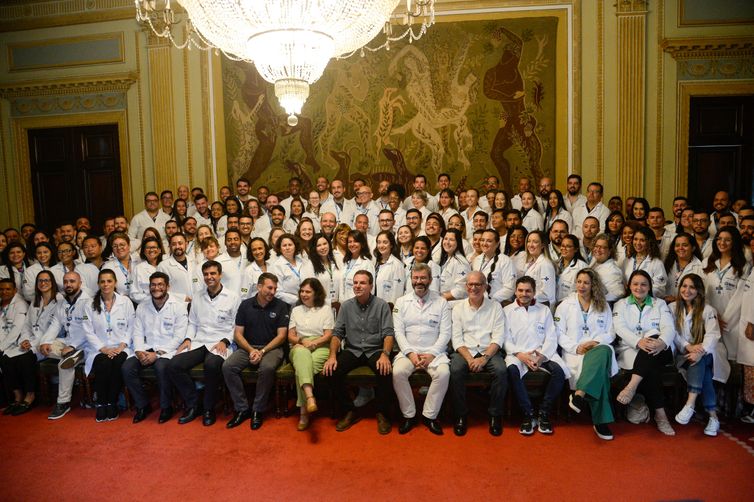 Rio de Janeiro (RJ), 19/01/2024 -  A ministra da Saúde, Nísia Trindade e autoridades durante recepção dos novos profissionais do Mais Médicos, no Palácio da Cidade, na zona sul da capital fluminense. Foto: Tomaz Silva/Agência Brasil