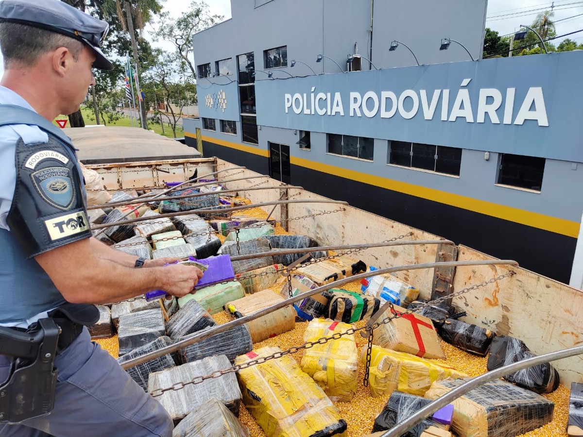 Homens são presos com fardos de maconha escondidos entre carga de milho em rodovia de Jaú