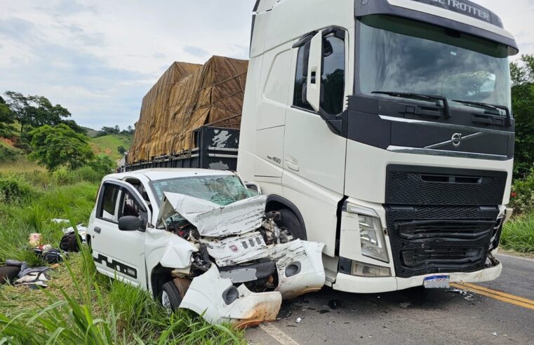 Duas pessoas morrem em acidente entre carro e carreta na MGC-265, em Rio Pomba