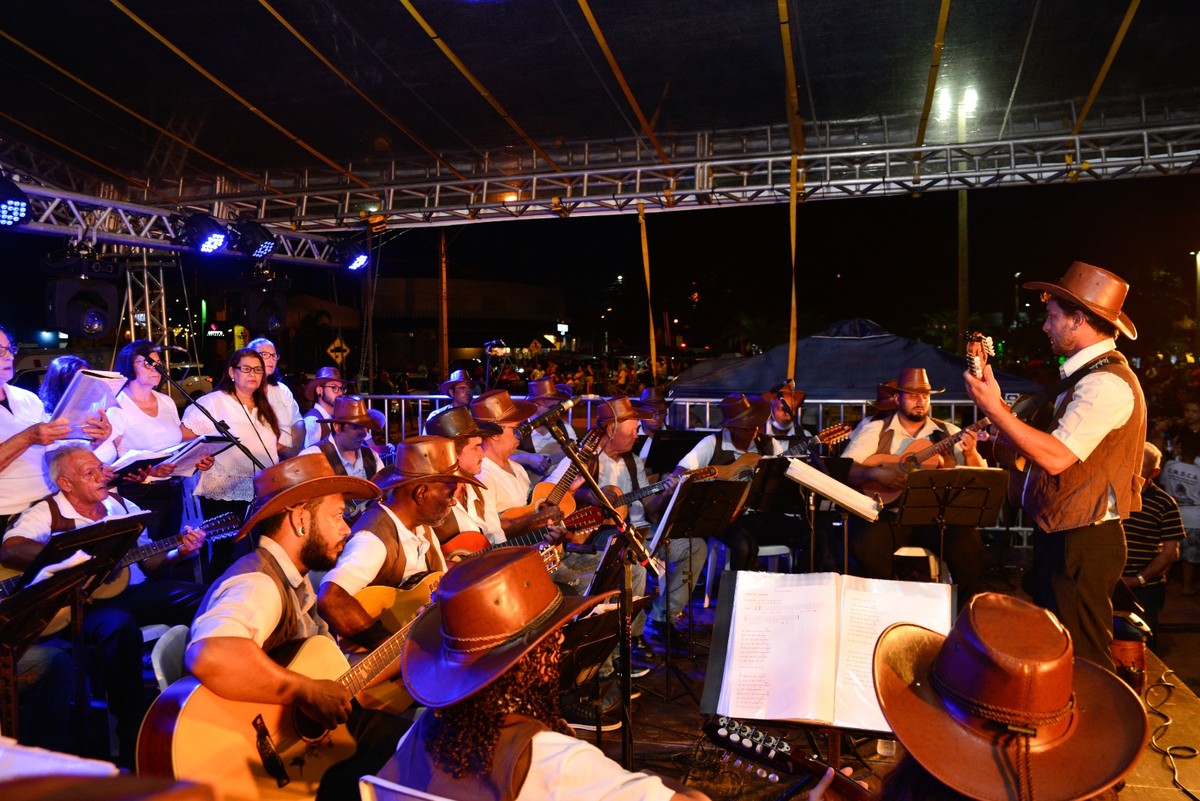 Orquestra de viola caipira apresenta repertório de clássicos sertanejos com releituras, em Presidente Prudente