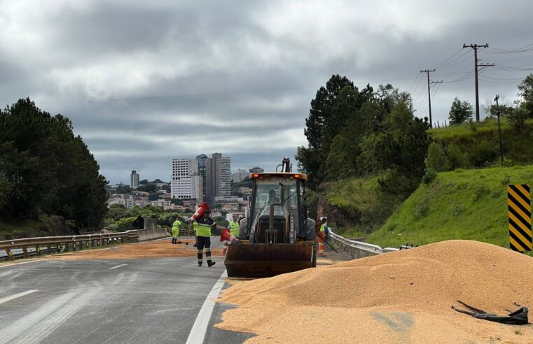 Carga de milho fica espalhada após acidente e interdita SP-300 em Botucatu