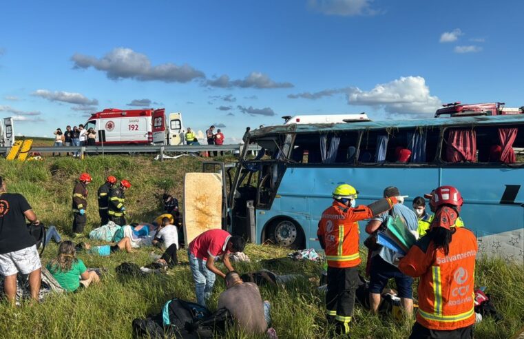 Ônibus com passageiros capota e deixa feridos no interior de SP