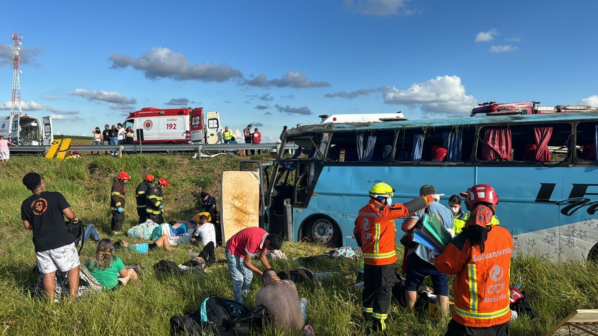 Ônibus com passageiros capota e deixa feridos no interior de SP