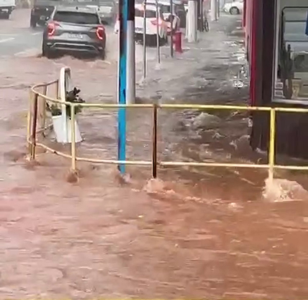 Chuva forte provoca alagamentos em avenidas e atinge casas, em Dracena