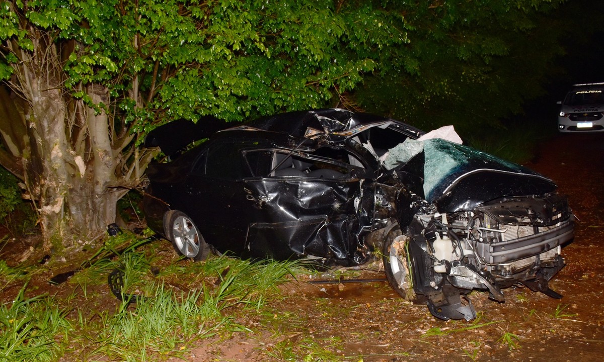 Motorista morre após perder o controle da direção em estrada vicinal e bater carro em árvore