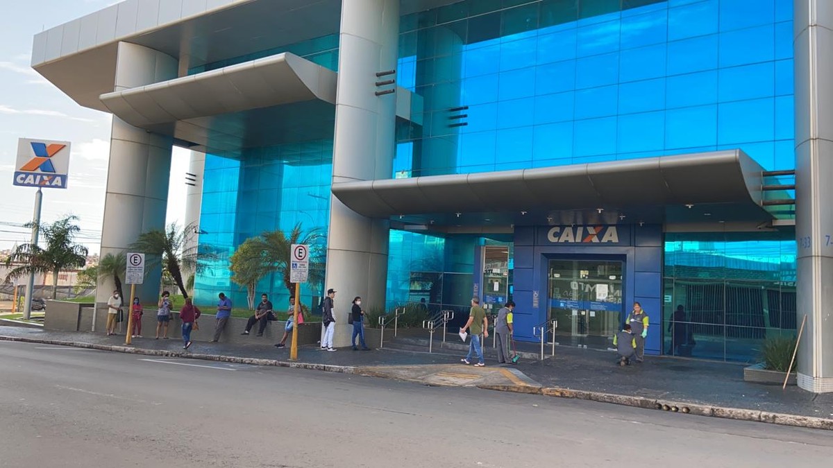 Dupla invade agência da Caixa Econômica Federal no centro de Bauru