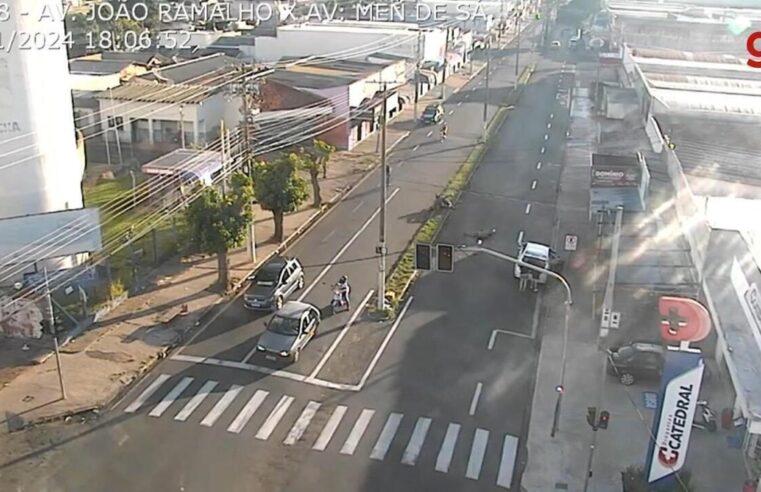 Vídeo mostra momento em que moto 'fura' sinal vermelho e atropela pedestre que morreu em Marília