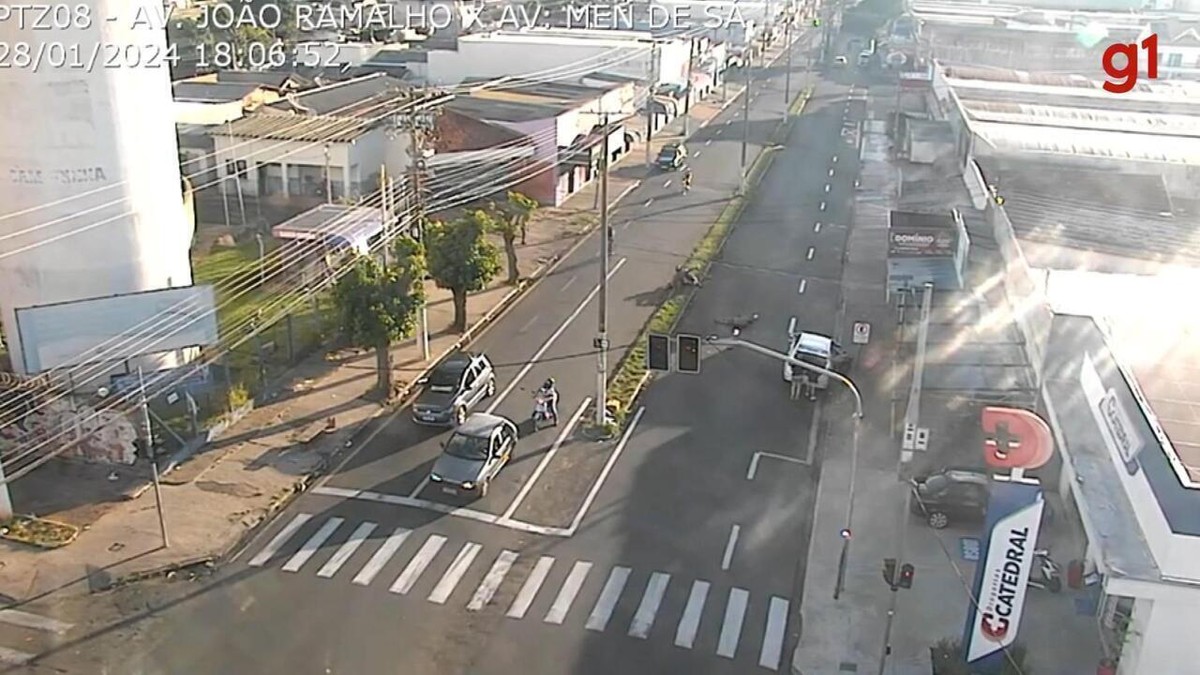 Vídeo mostra momento em que moto 'fura' sinal vermelho e atropela pedestre que morreu em Marília