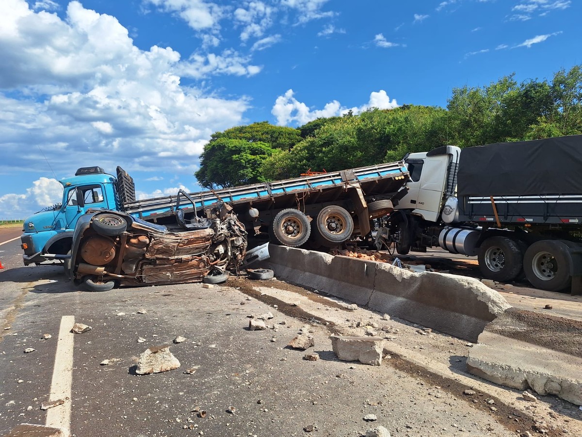 Acidente entre caminhões e carro deixa cinco feridos na Rodovia Raposo Tavares | Bauru e Marília