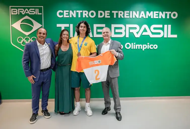 Carlos Eduardo Barros (vice-presidente da Confederação Brasileira de Desportos na Neve, CBDN), Camila da Cunha Pereira (mãe do Zion), Zion e Paulo Wanderley Teixeira (presidente do COB) - Zion em visita ao COB em 30/01/2024