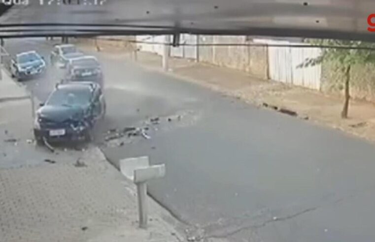 Batida entre carros deixa dois bebês, uma criança e mais três adultos feridos em Bauru; vídeo