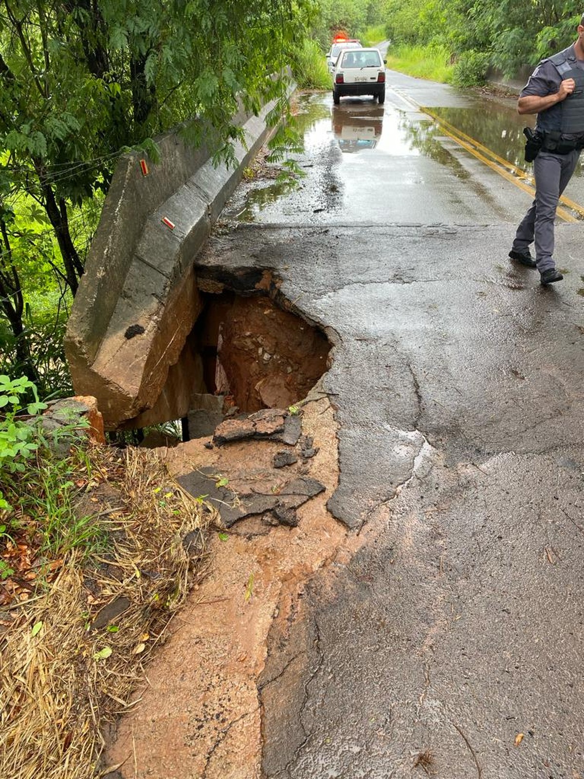 Buraco aberto pela chuva em cabeceira de ponte provoca interdição parcial de trecho de estrada vicinal em Adamantina | Presidente Prudente e Região