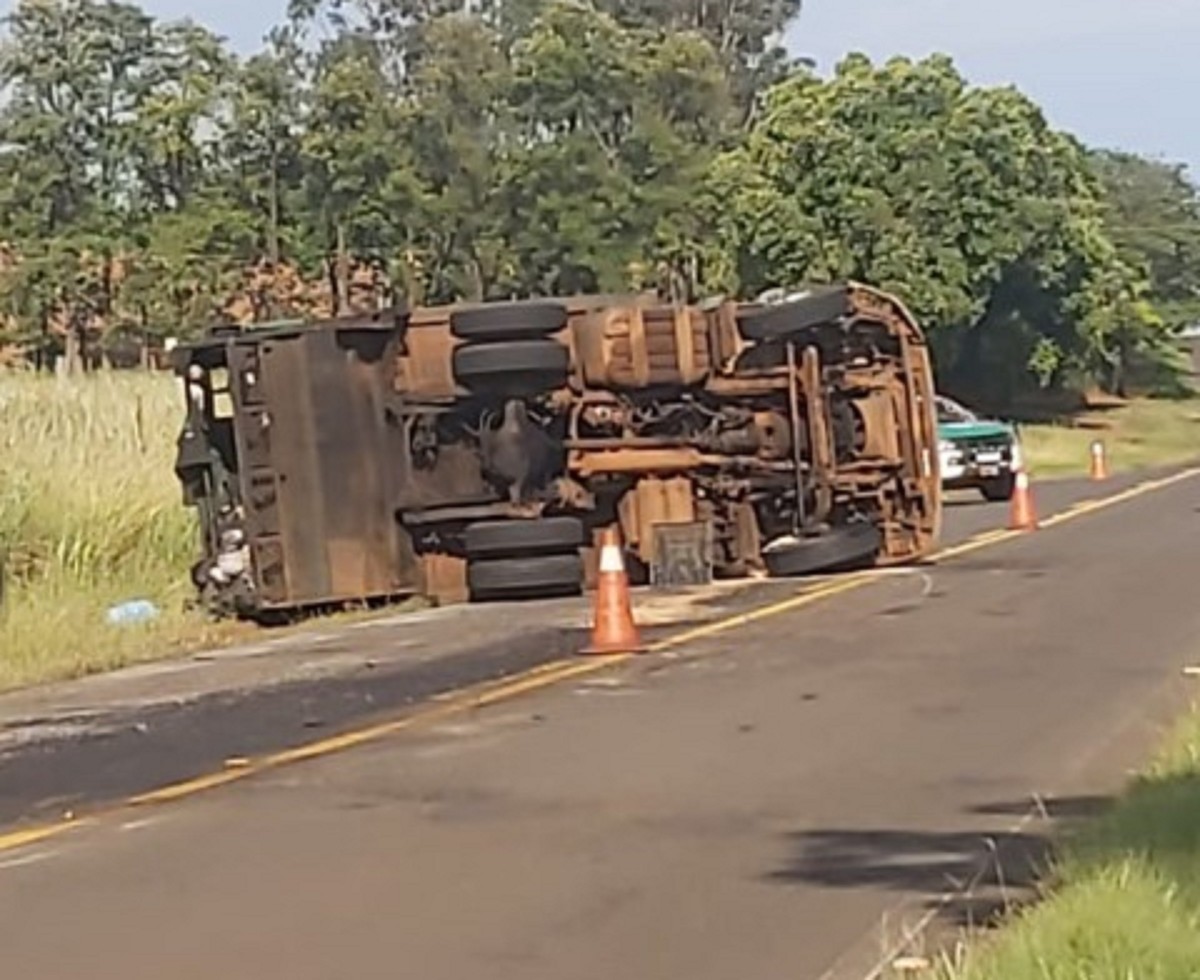 Caminhão de lixo da Prefeitura de Dracena tomba em estrada vicinal e deixa motorista ferido | Presidente Prudente e Região