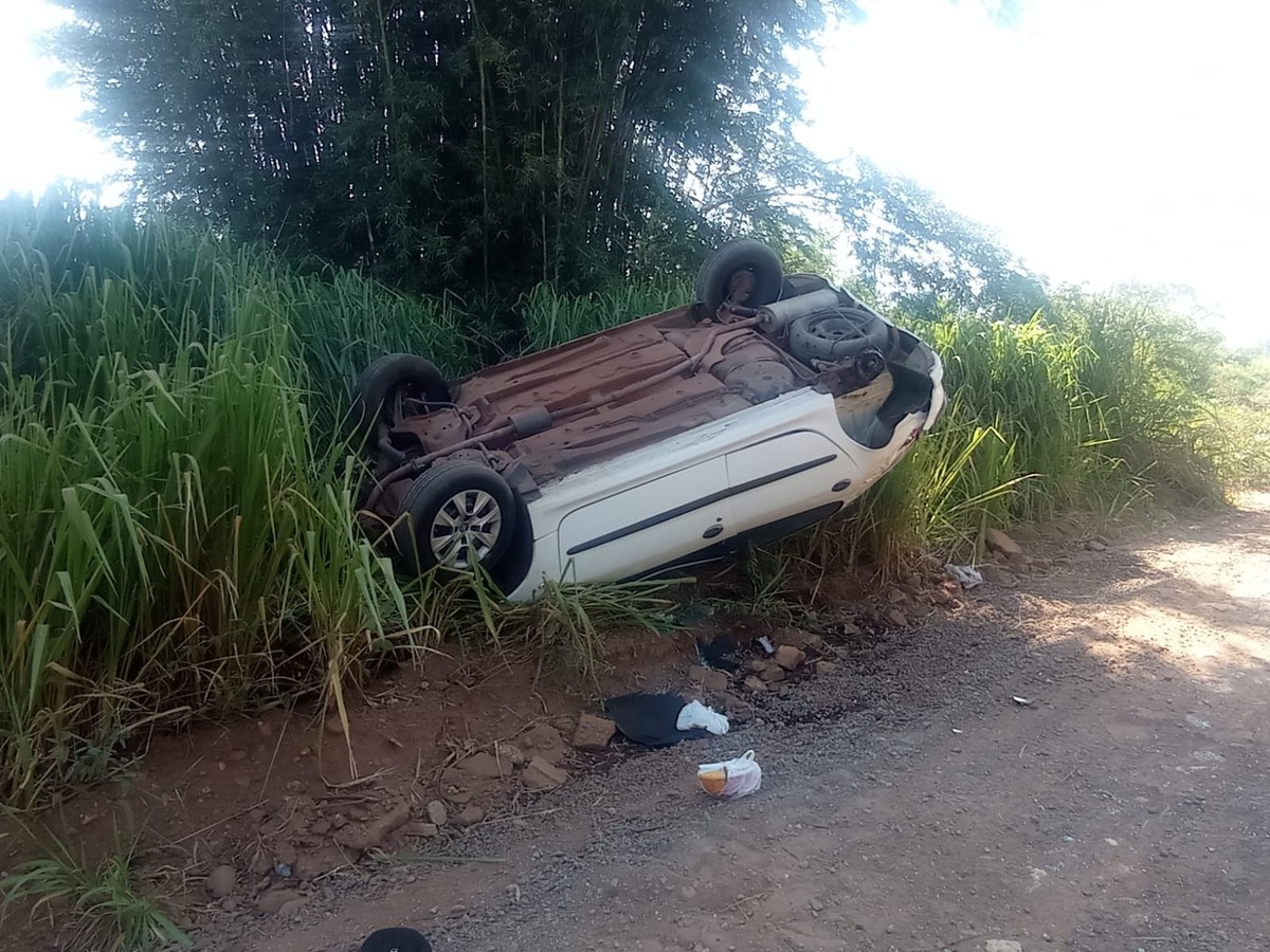 Capotamento de carro em estrada de terra deixa motorista ferida em Teodoro Sampaio | Presidente Prudente e Região