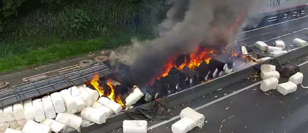 Carreta que transportava algodão tomba e carga pega fogo em rodovia do interior de SP | Bauru e Marília