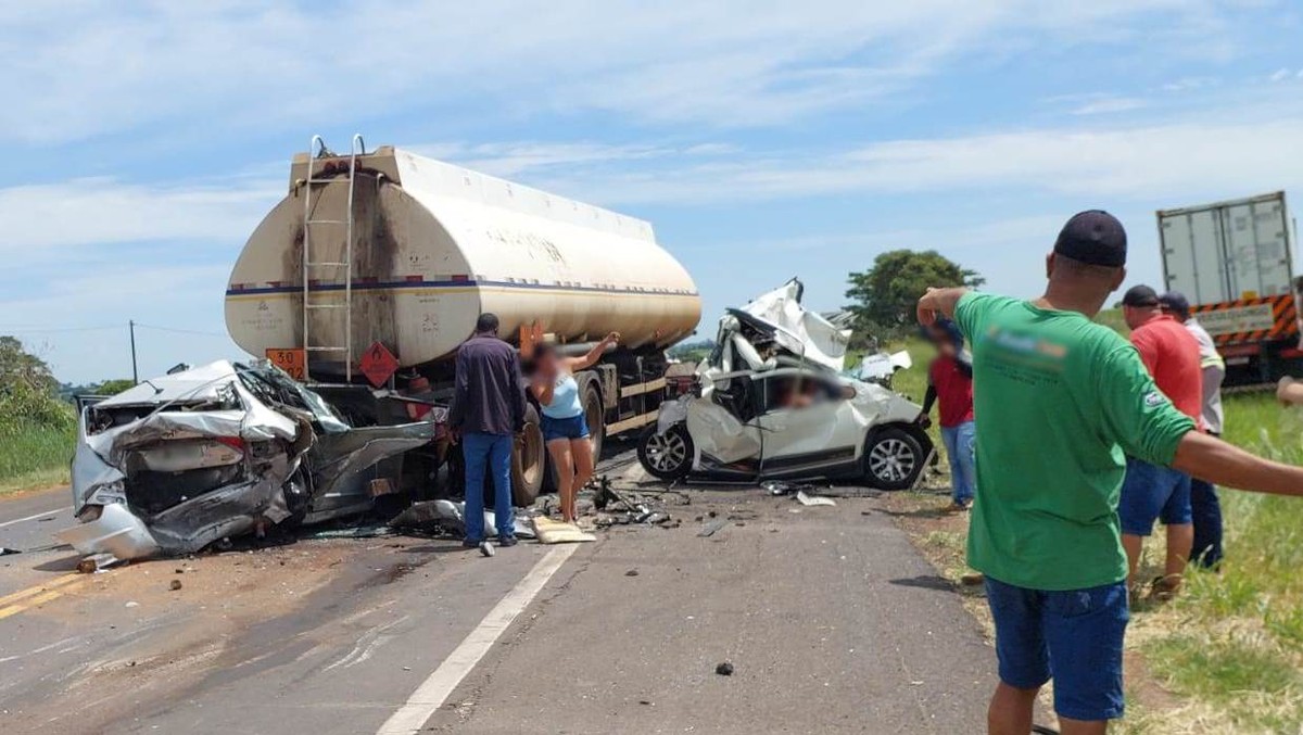 Carros são esmagados por caminhões durante operação pare e siga na BR-153; criança morreu no acidente | São José do Rio Preto e Araçatuba