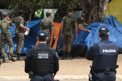 Polícia e Exército se concentram na frente do QG do Exército para desmobilização de acampamento de bolsonaristas 