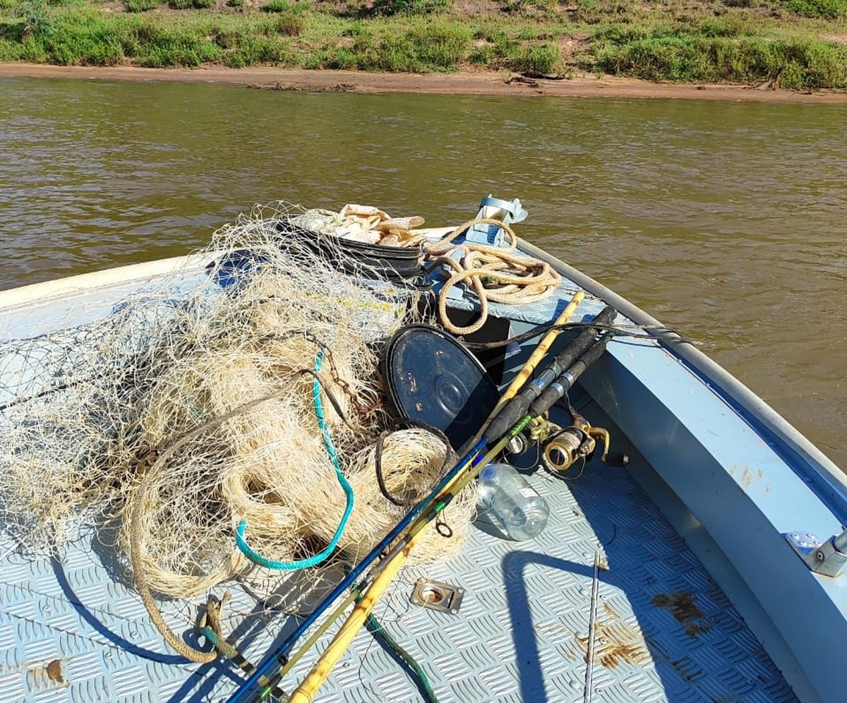 Fiscalização flagra pescadores em atividade proibida durante a piracema e apreende equipamentos no Rio Aguapeí | Presidente Prudente e Região