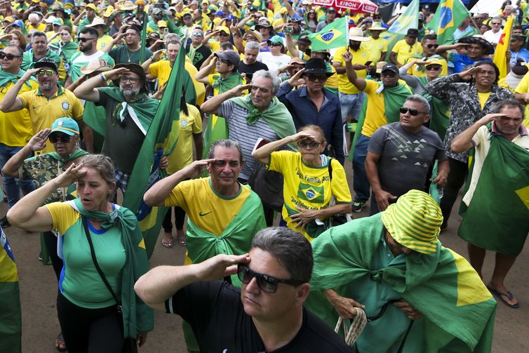 Manifestação em frente ao Quartel General do Exército em Brasília