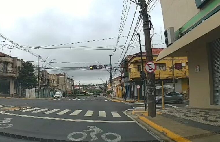 Guindaste enrosca em fios e danifica semáforo em avenida de Bauru; vídeo