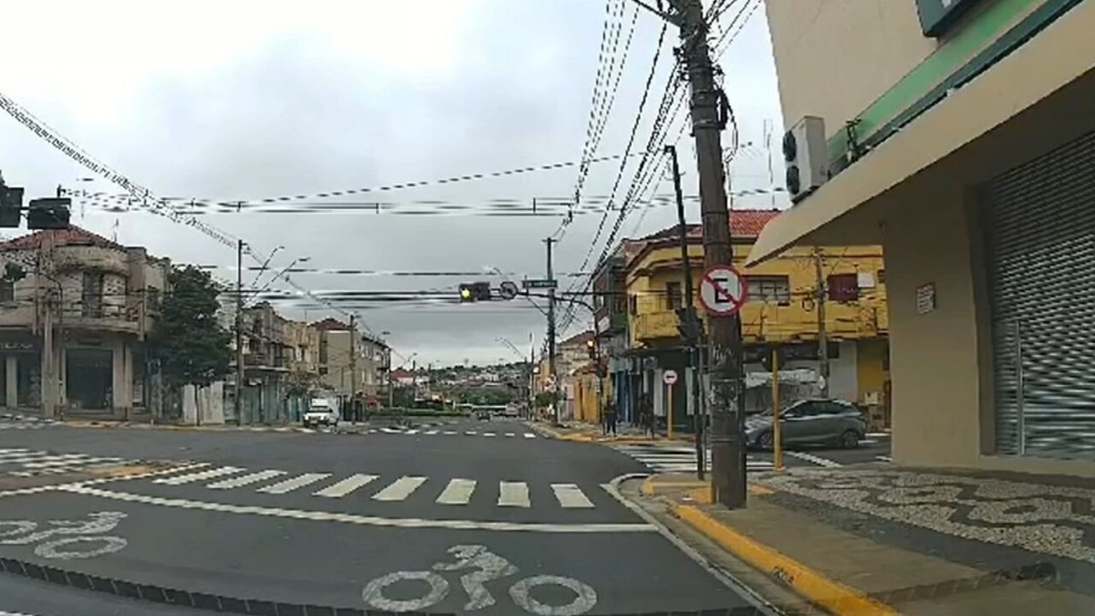 Guindaste enrosca em fios e danifica semáforo em avenida de Bauru; vídeo