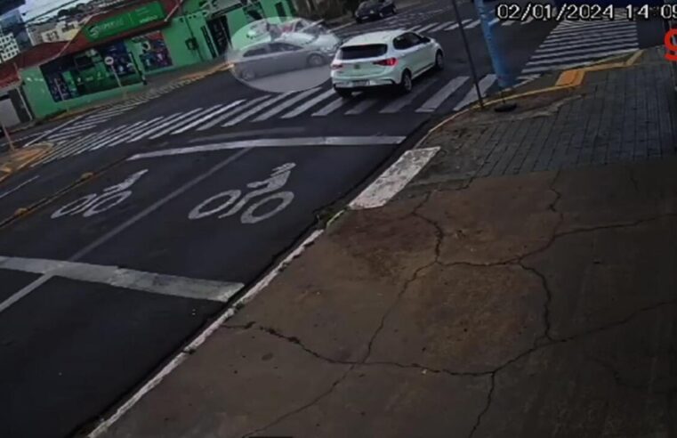 Motociclista é arremessado após ser atingido por carro na Avenida Duque de Caxias em Bauru; vídeo