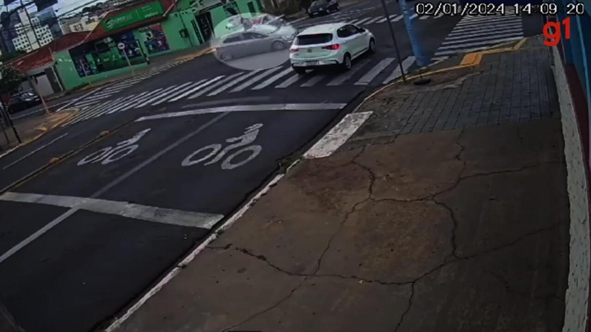 Motociclista é arremessado após ser atingido por carro na Avenida Duque de Caxias em Bauru; vídeo