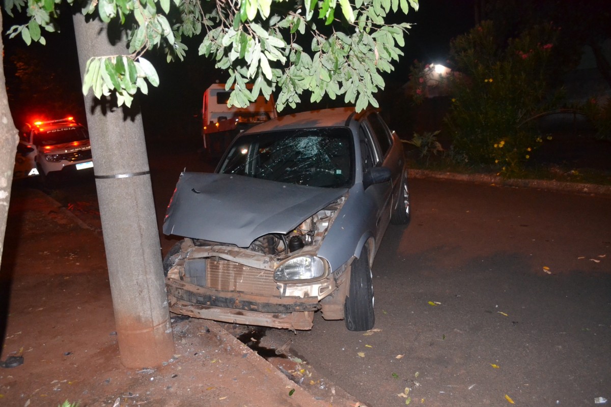 Motorista fica ferido após colidir veículo em poste na Vila Furlan, em Teodoro Sampaio