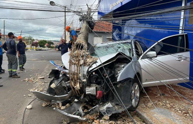 Motorista fica ferido após perder o controle do carro e bater contra poste em Botucatu | Bauru e Marília