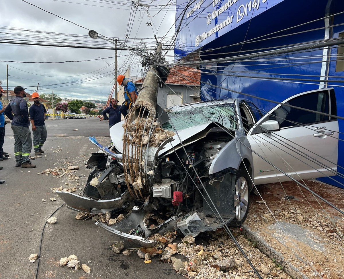 Motorista fica ferido após perder o controle do carro e bater contra poste em Botucatu | Bauru e Marília