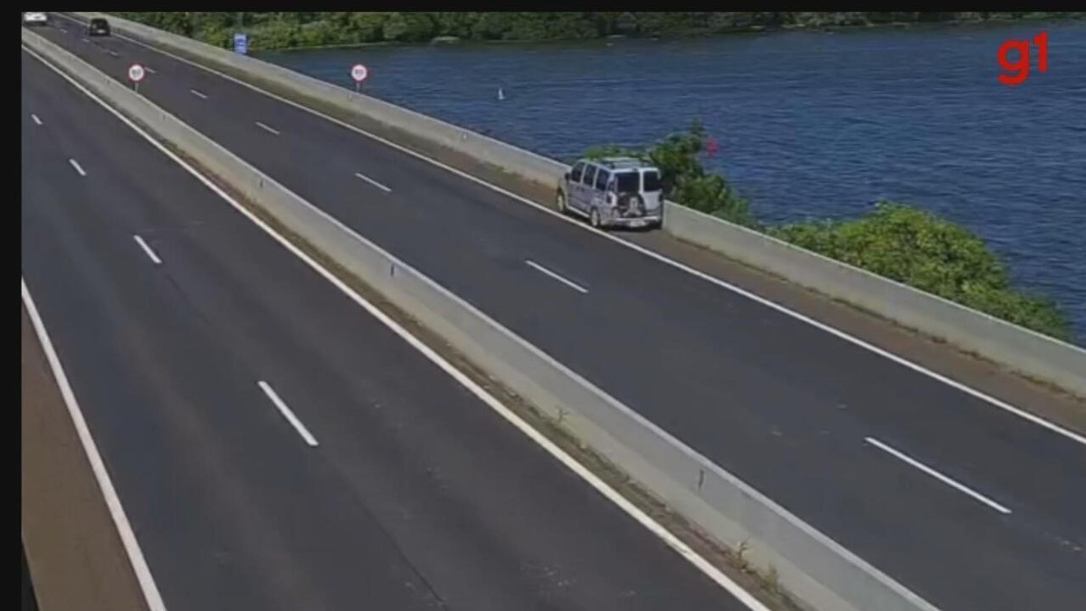 Motorista tem mal súbito e esposa assume controle de veículo em ponte sobre o Rio Tietê no interior de SP; vídeo