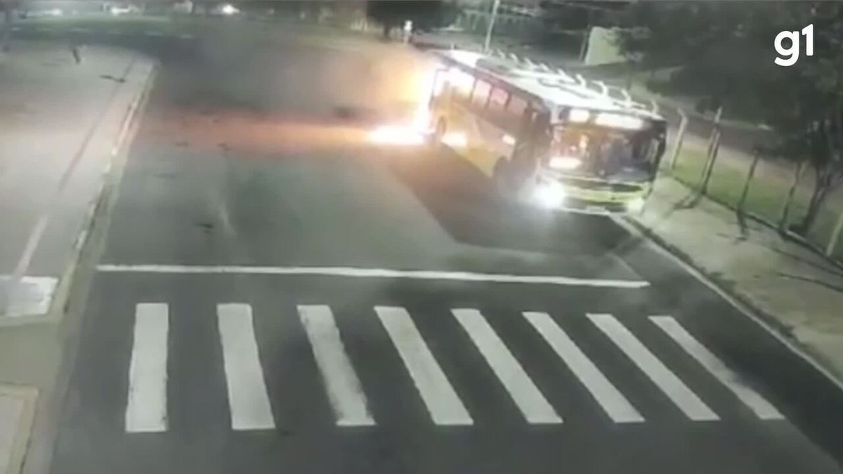 Ônibus de transporte coletivo é incendiado em Presidente Prudente; suspeitos citam retaliação por morte de homem durante intervenção policial | Presidente Prudente e Região