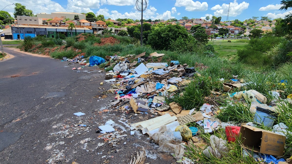 Prefeitura não cumpre promessa e cratera na zona leste de Presidente Prudente transforma-se em lixão a céu aberto | Presidente Prudente e Região