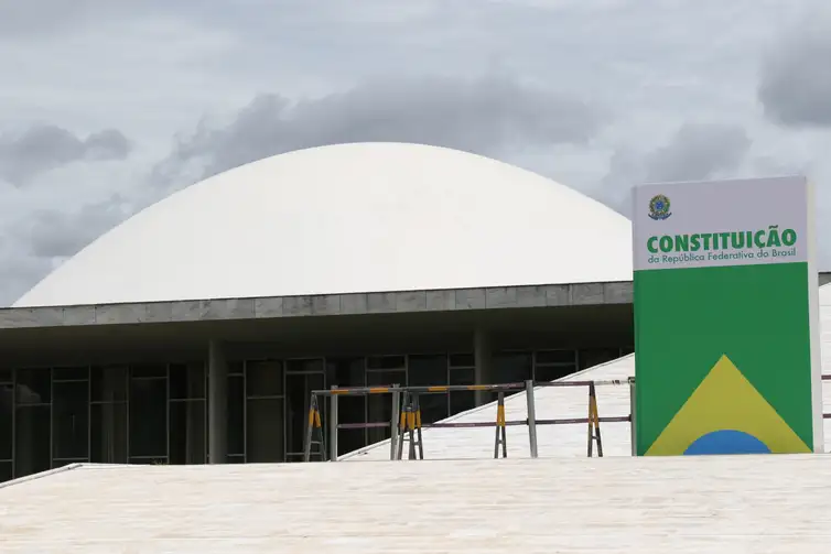 Brasília (DF) 08/01/2024 - Réplica da Costituição Brasileira é instalada em frente ao Congresso Nacional, Palácio do Planalto e STF. 
Foto:José Cruz/Agência Brasil