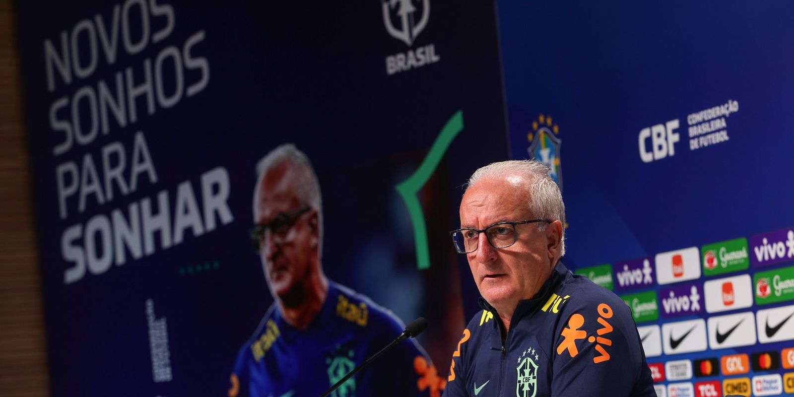 Seleção inspira o mundo e precisa voltar a vencer, diz Dorival Júnior