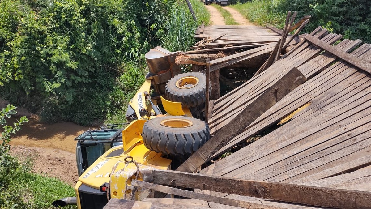 Ponte de madeira desaba com passagem de trator da Secretaria de Agricultura e Abastecimento na zona rural de Presidente Prudente