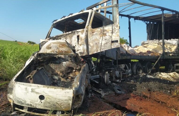 Ocupantes de caminhonete morrem carbonizados após acidente com carreta na SP-255