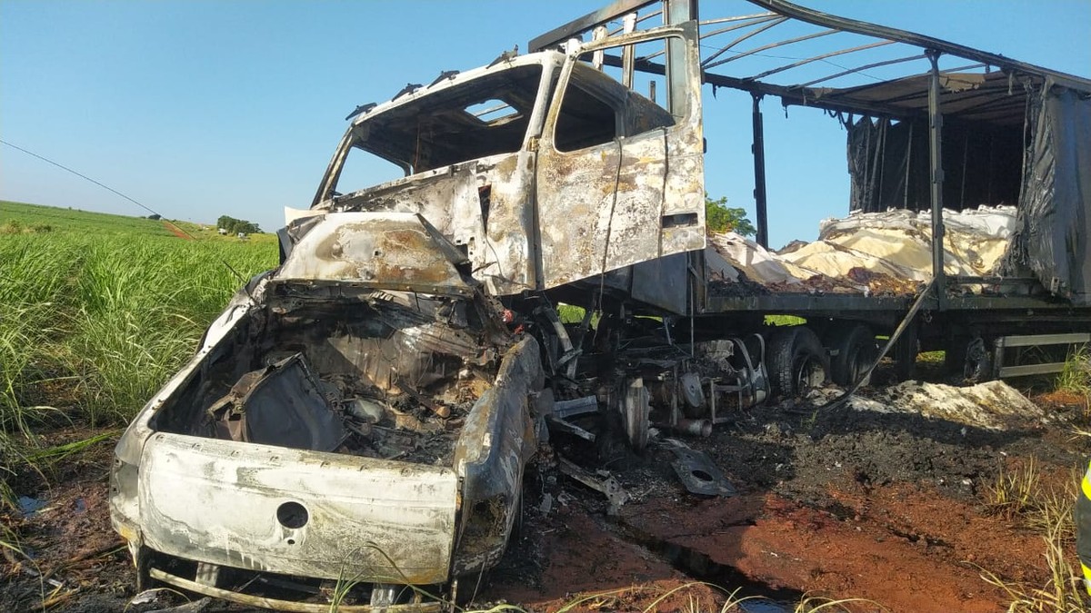 Ocupantes de caminhonete morrem carbonizados após acidente com carreta na SP-255