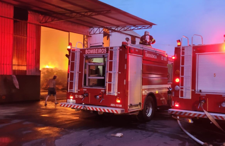 Incêndio atinge depósito de palha de arroz em Santa Cruz do Rio Pardo