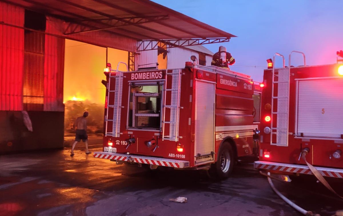 Incêndio atinge depósito de palha de arroz em Santa Cruz do Rio Pardo