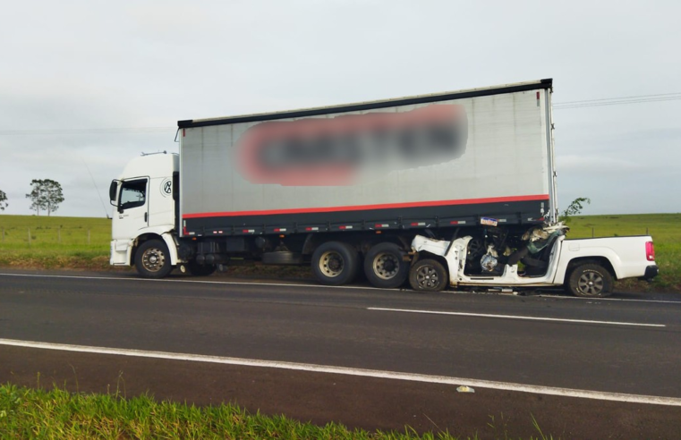 Caminhonete fica embaixo de carreta após colisão traseira no interior de SP; tio e sobrinho morreram