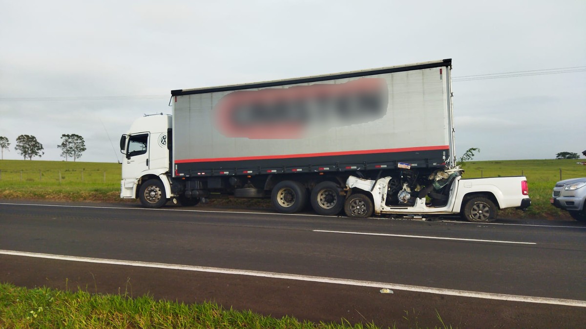 Caminhonete fica embaixo de carreta após colisão traseira no interior de SP; tio e sobrinho morreram