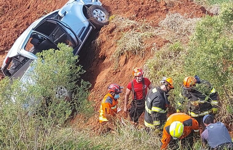 Caminhonete cai em ribanceira a 50 metros da pista na Rodovia Castello Branco em Santa Cruz do Rio Pardo