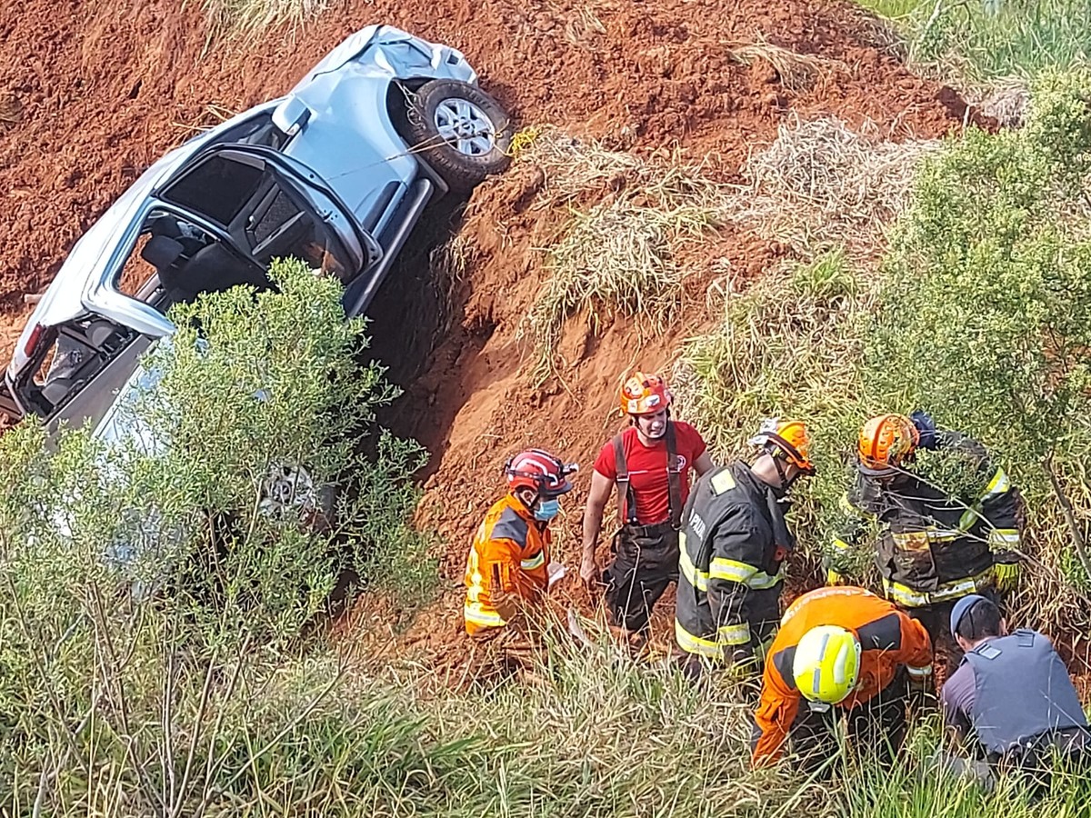 Caminhonete cai em ribanceira a 50 metros da pista na Rodovia Castello Branco em Santa Cruz do Rio Pardo